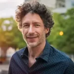 כותב גיא מסטר